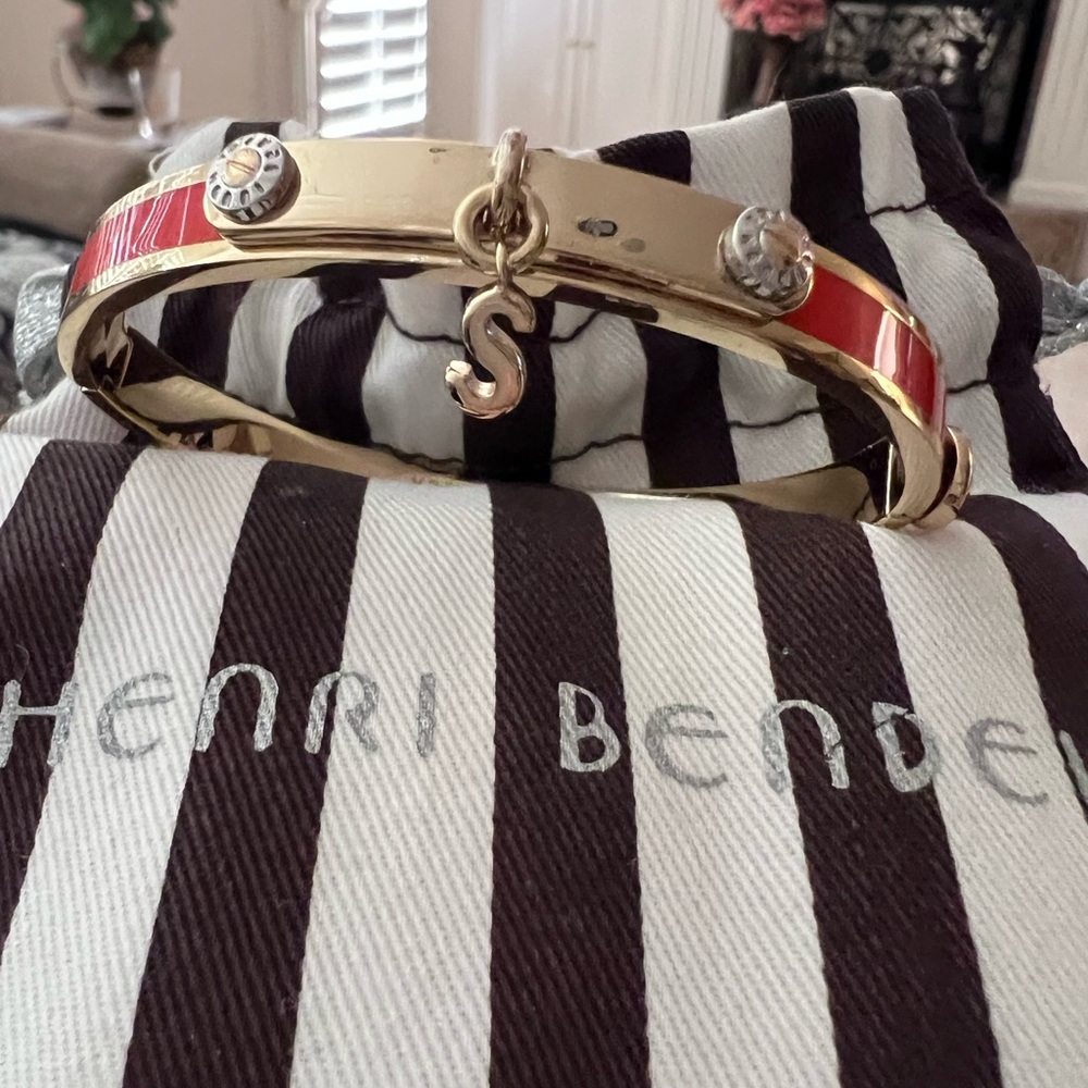 HENRI BENDEL ENAMEL & GOLD INITIAL BANGLE - BRAND NEW!!!